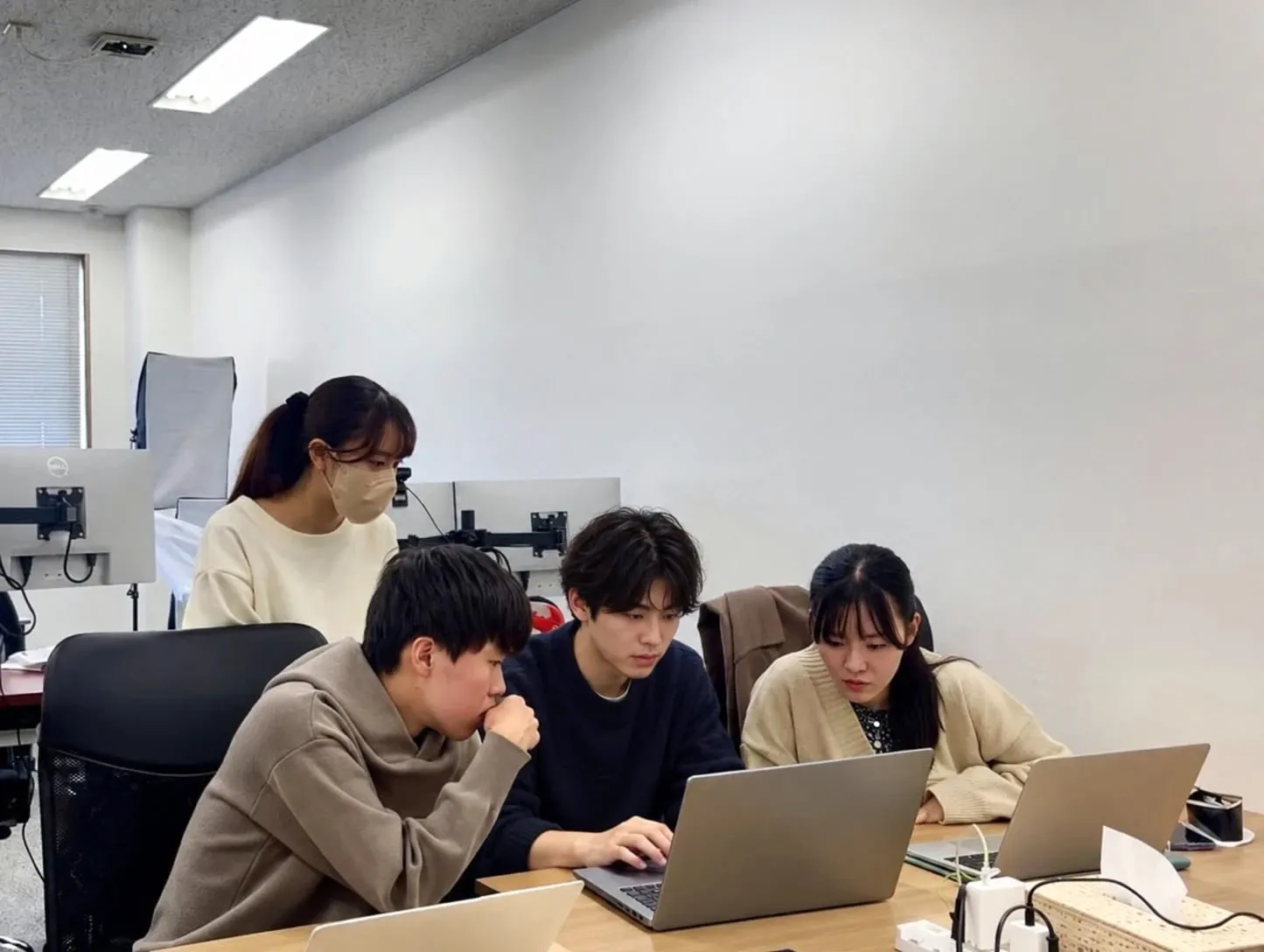 ノートPCの画面を見ながら打ち合わせをする様子