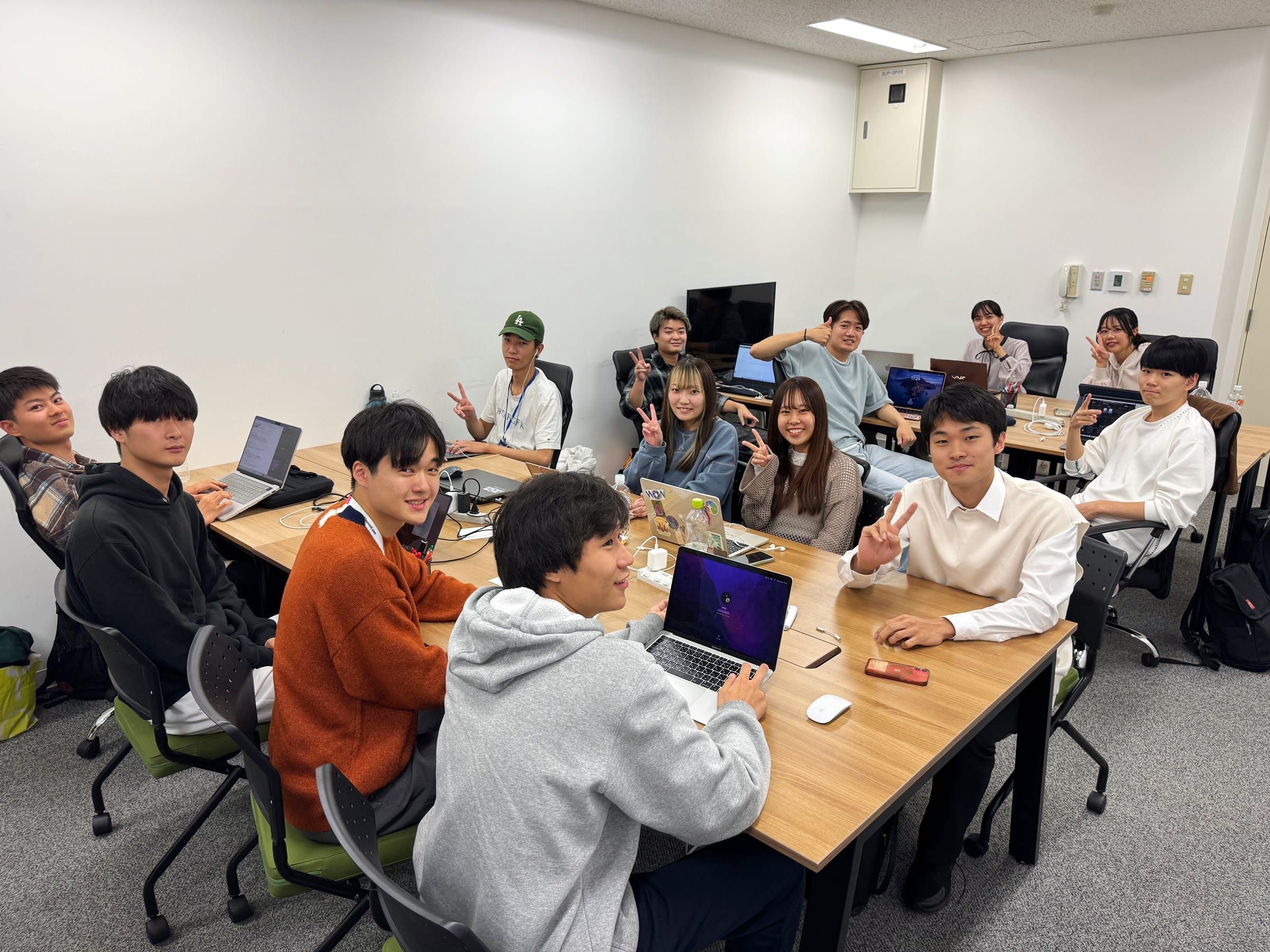 オフィスでノートPCを使って作業するCare Seedの学生メンバー