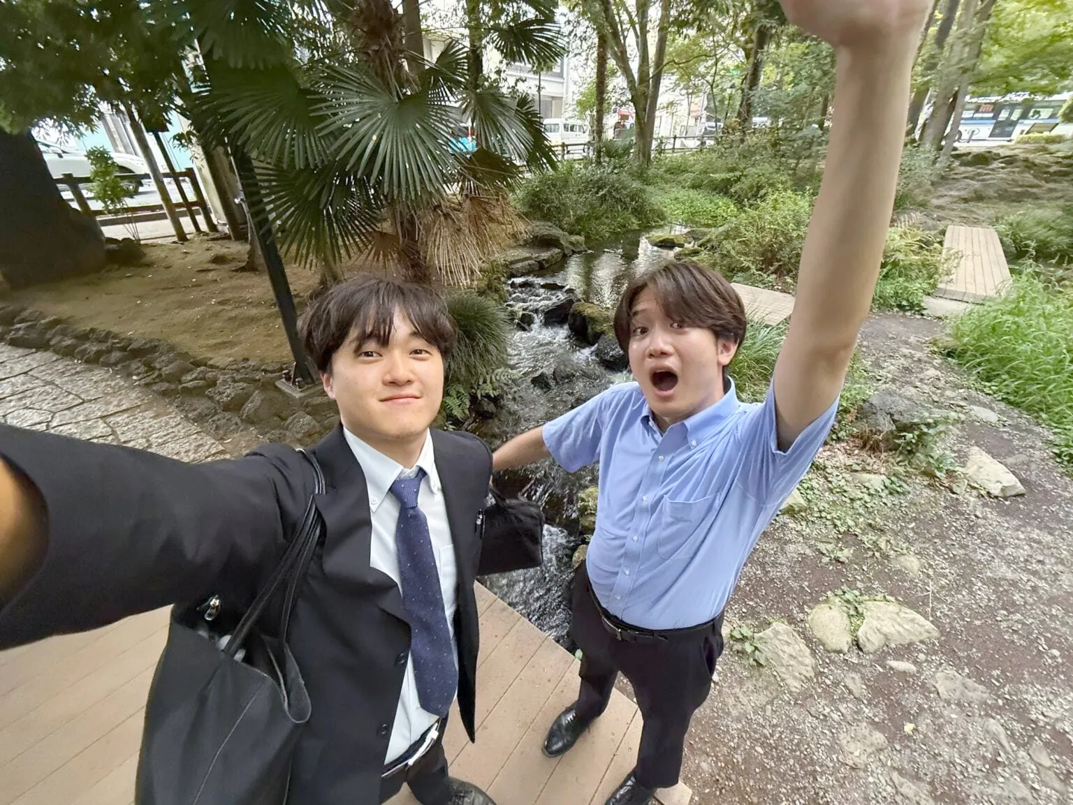 三島市内を歩く学生メンバー
