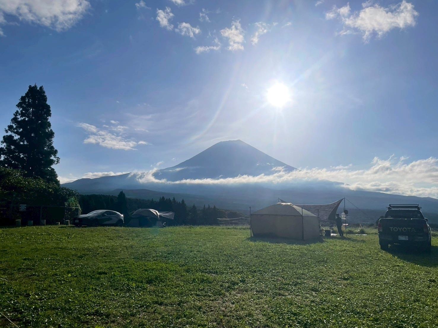 富士山と青空が見えるキャンプ場