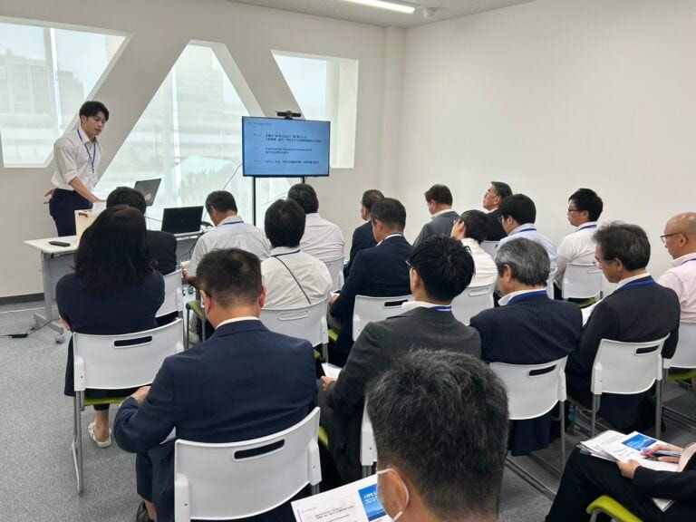 会場の前方で発表を聞く参加者